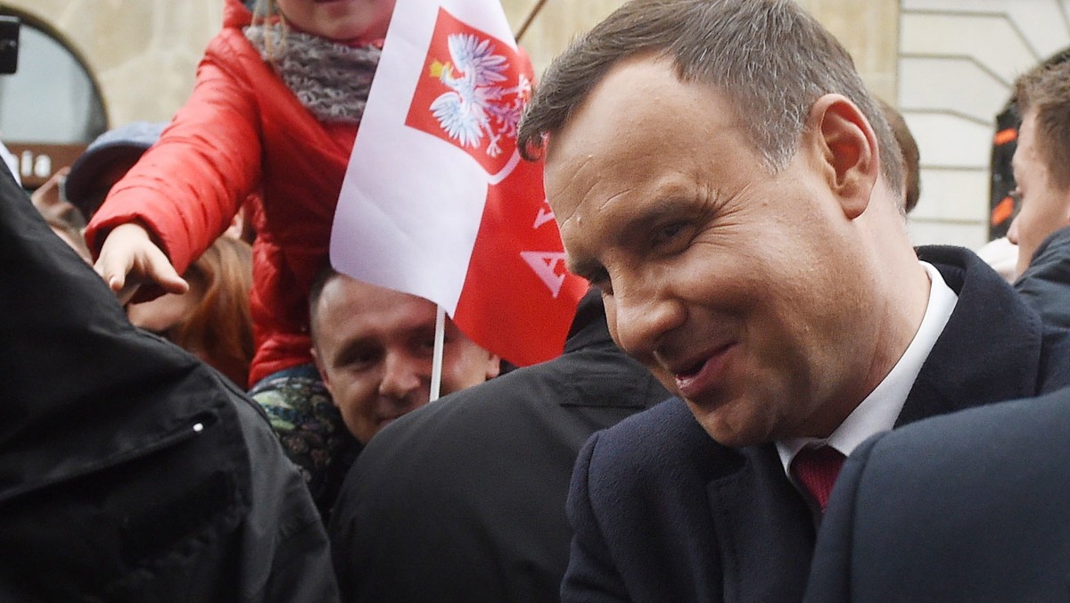 Wierzę głęboko, że będę mógł wraz z tym rządem przyczynić się do naprawy Rzeczypospolitej - mówił prezydent Andrzej Duda w Białej Podlaskiej. Dodał, że za gabinet PiS, który powstanie za kilka dni, będzie to "rząd równowagi" z "bardzo dobrym premierem" Beatą Szydło.