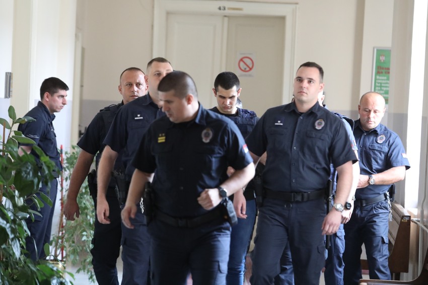 Blažić okružen zatvorskim čuvarima