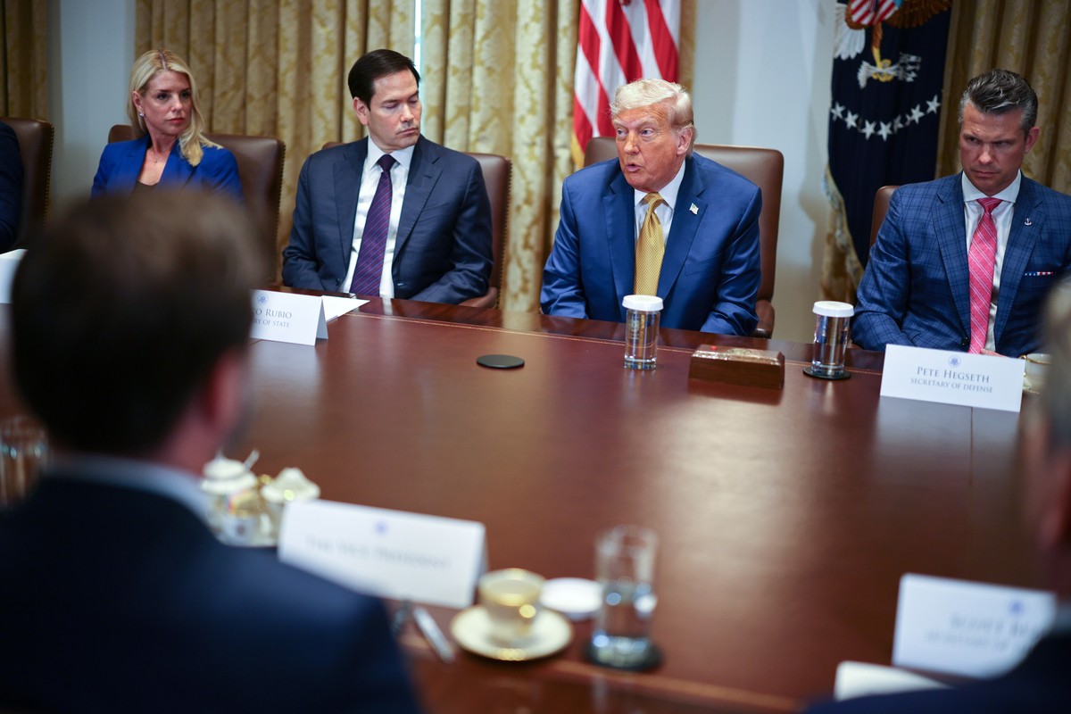 Kto naprawdę rządzi kadrami Trumpa? Kluczowy urzędnik urodził się… nie tam, gdzie mówił