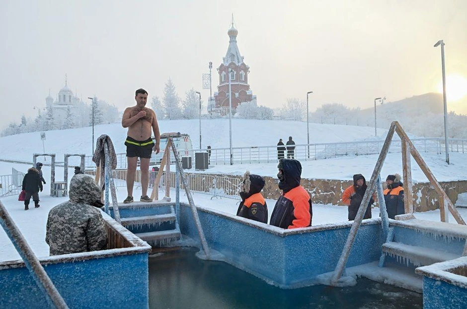 Čovek se priprema da skoči u ledenu vodu tokom obeležavanja pravoslavnog hrišćanskog praznika Bogojavljanja u sibirskom gradu Krasnojarsku, Rusija | Foto: REUTERS/Vladislav Nekrasov