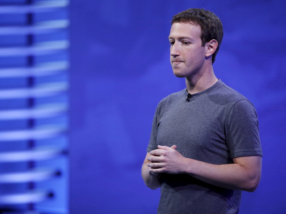 Zuckerberg not wearing glasses as he makes a speech suggesting we all want to wear glasses.