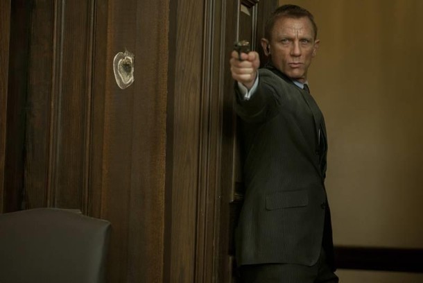 Bond celuje pistoletem Skyfall