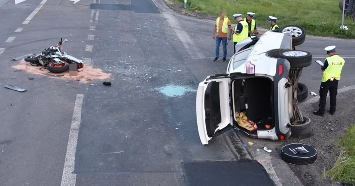 Krasnystaw. Wypadek. Motocykl przewrócił samochód. Dwie