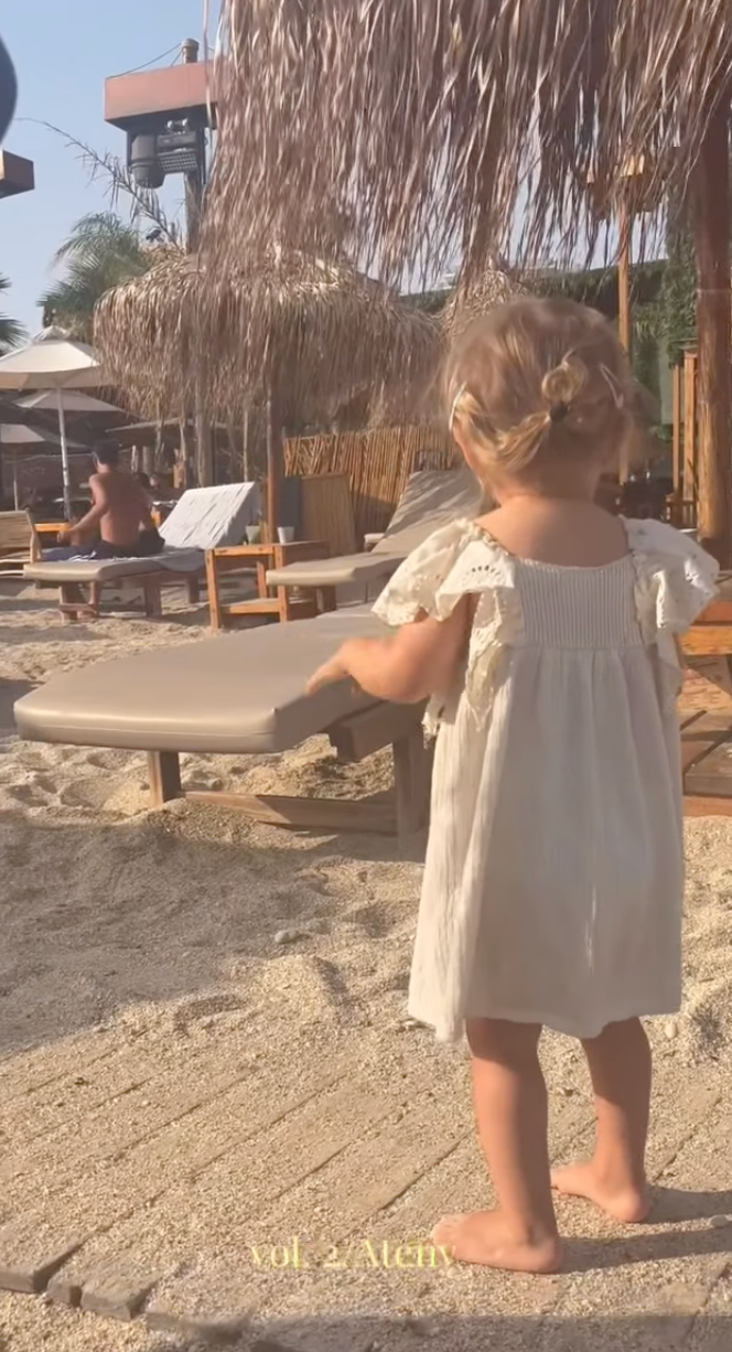 Zuzana Kovačič Hanzelová dovolenkovala s dcérkou a manželom v Aténach.