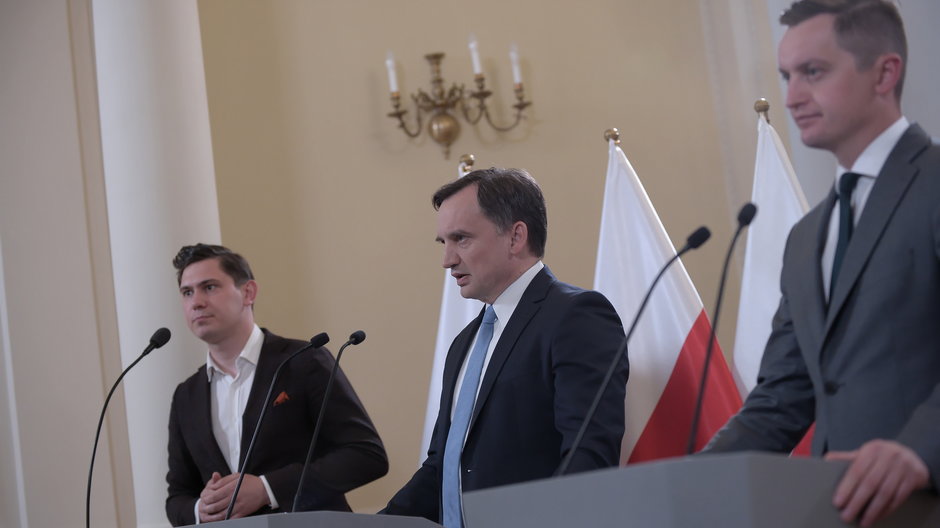 Konferencja Suwerennej Polski po wyroku TSUE. Od lewej: Marcin Sławecki, Zbigniew Ziobro, Sebastian Kaleta.