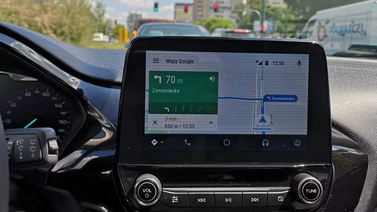 Aplikacja Google Maps wyświetlana w widoku Android Auto