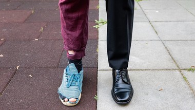 bogactwo zaczyna się od 10 tys. zł na osobę w rodzinie? [cbos]