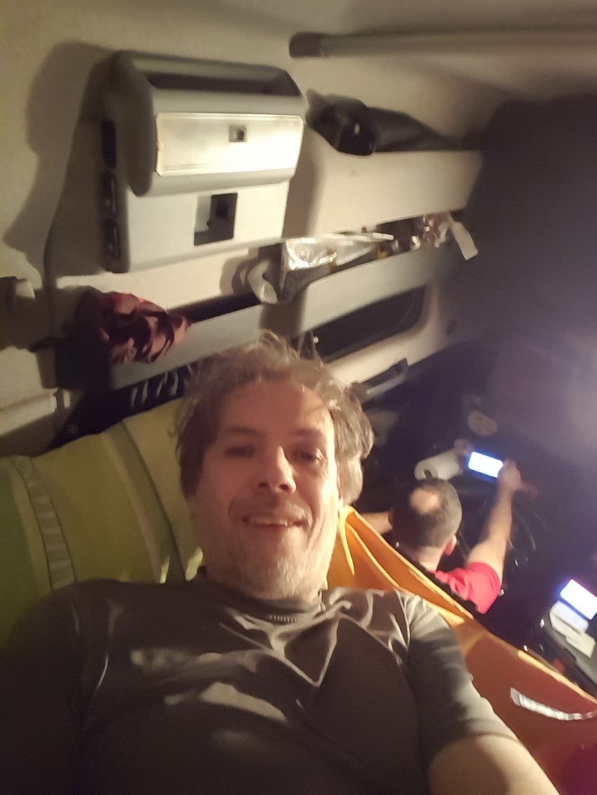 Život u skučenoj kabini kamiona: Zvonko sa kolegom