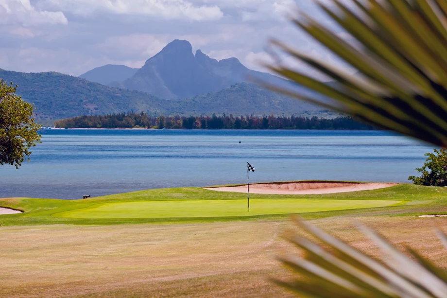 Mauritius. Idyllicznie wyglądające pola golfowe (tu z widokiem na góry należące do parku Black River Gorges) zapraszają nie tylko amatorów golfa, lecz także wędkarzy.