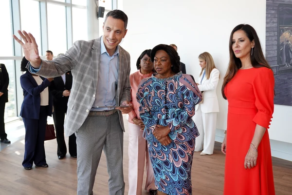 Tamara Vučić danas u Beogradu nosi HALJINU koju u sekundi primetite, a SANDALE su najlepši retro trend i definitivno njen omiljeni model: Sastala se sa prvom damom Angole koja je takođe oduševila stilom