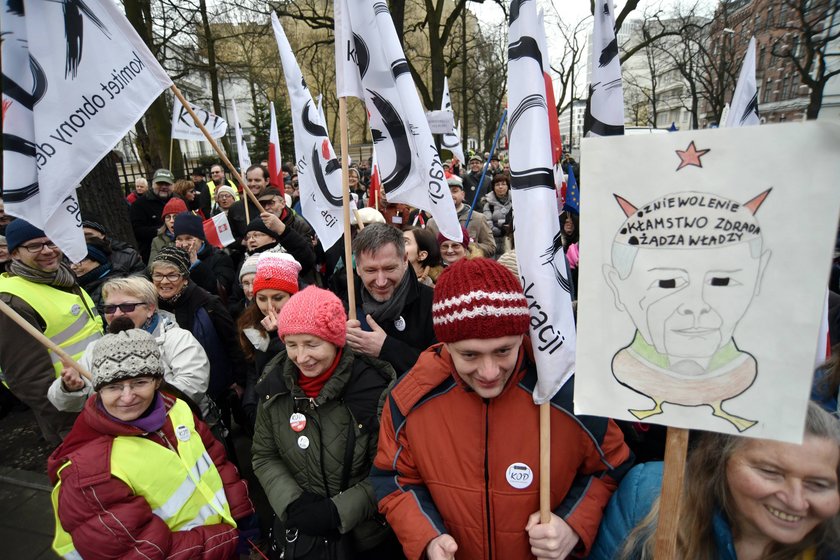 Dziwaczna pikieta pod Trybunałem. Dlaczego się tak przebrali?