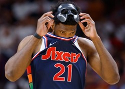 Liga NBA. Embiid "dostał" piłką w twarz. Aż krzyknął z bólu