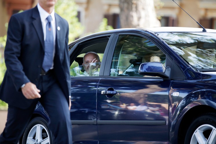 Papież Franciszek jeździ fordem focusem