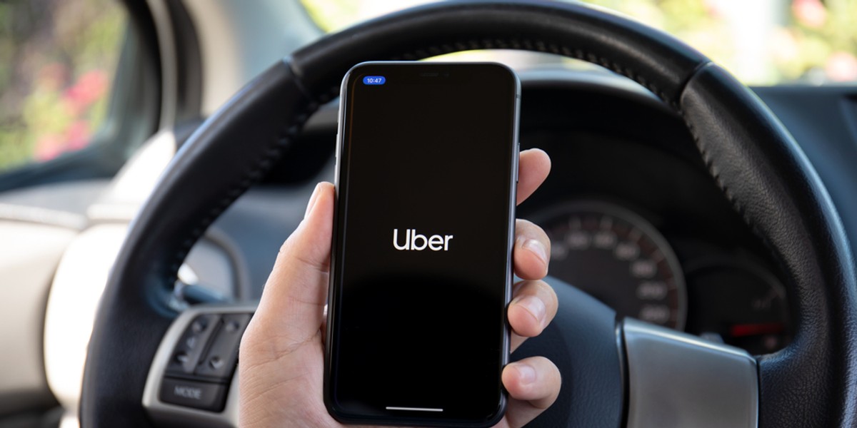 Uber wprowadził darmowe przejazdy dla uchodźców z Ukrainy, którzy chcą przedostać się z przejść granicznych w głąb Polski.