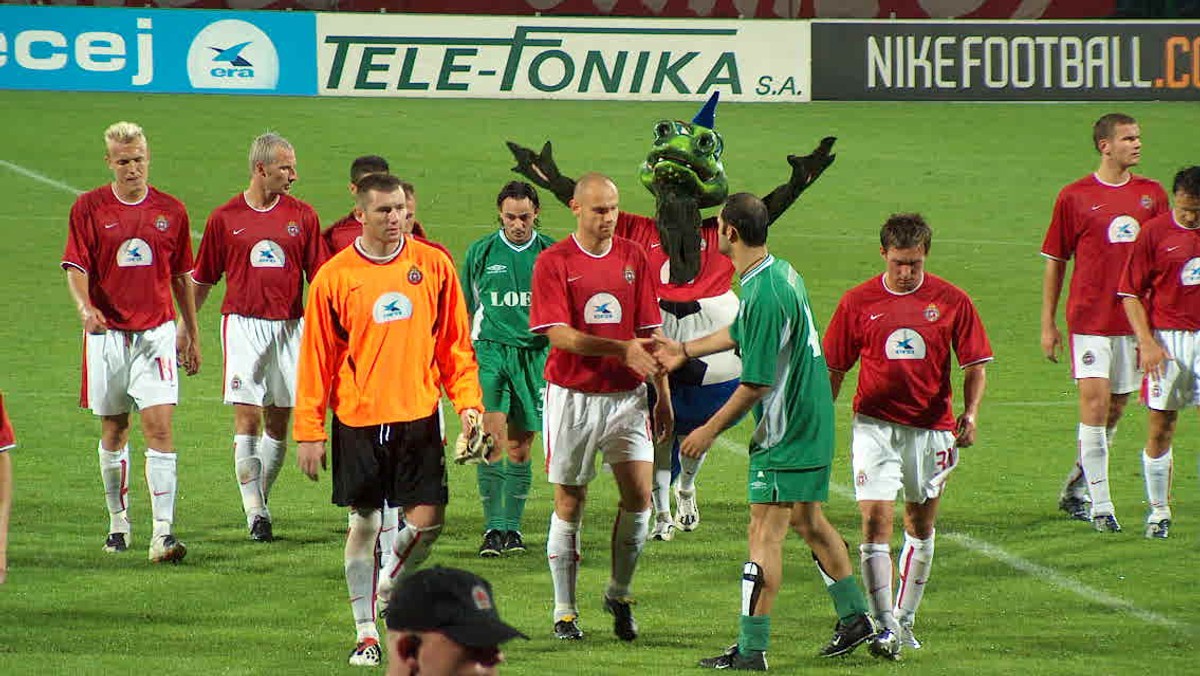 Adam Piekutowski największe triumfy święcił z Wisłą Kraków, z którą trzy razy sięgał po mistrzostwo Polski, zdobywał z nią też Puchar Polski i Puchar Ligi. Występował też m.in. w Widzewie Łódź i Jagiellonii Białystok. Od roku jest na rencie inwalidzkiej - czytamy w "Przeglądzie Sportowym".