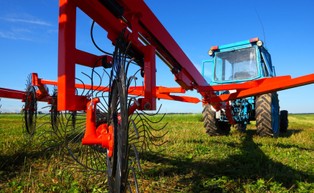 Pożyczają kombajny, ciągniki i rozsiewacze. 94 proc. rolników wynajmuje niezbędne maszyny [BADANIE]