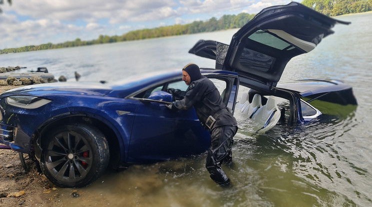 Eladó lett a Dunából kihúzott Tesla / Fotó: Pest Megyei Kutató-Mentő Szolgálat