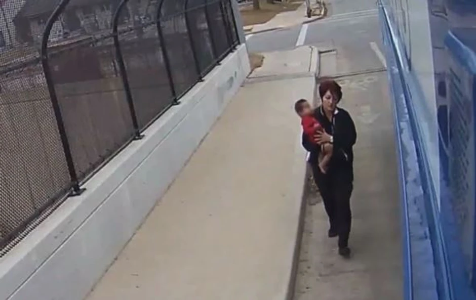 Unela je dete u autobus