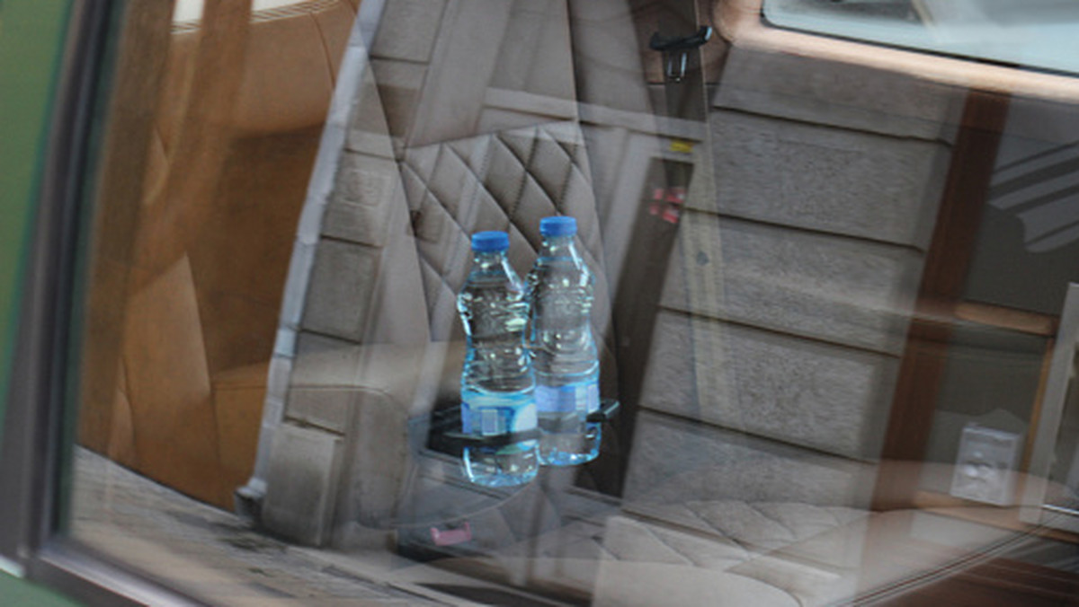 W lecie nie zostawiaj butelki z wodą w aucie