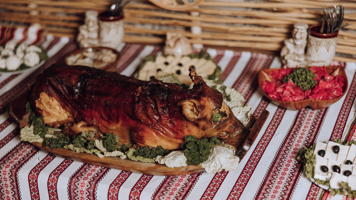 Zašto je za Mali Božić na trpezi obavezna glava pečenog praseta: Običaj koji se poštuje vekovima