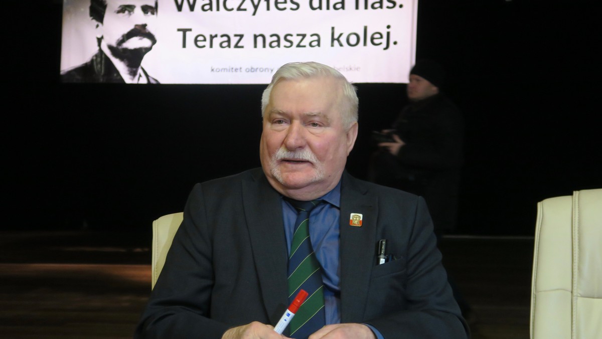 Opinią uniwersyteckich grafologów dysponuje pełnomocnik Lecha Wałęsy - informuje radio RMF FM. Adwokat Jan Widacki ma zakwestionować ustalenia IPN, z których wynika, że autorem zapisków z teczki TW "Bolka" był Lech Wałęsa. Konferencja w tej sprawie została zapowiedziana na przyszły tydzień.