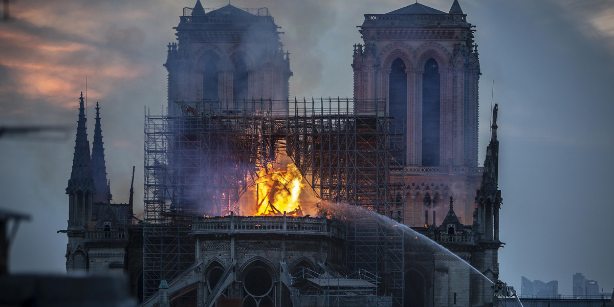 Śledczy szukają przyczyn pożaru paryskiej katedry