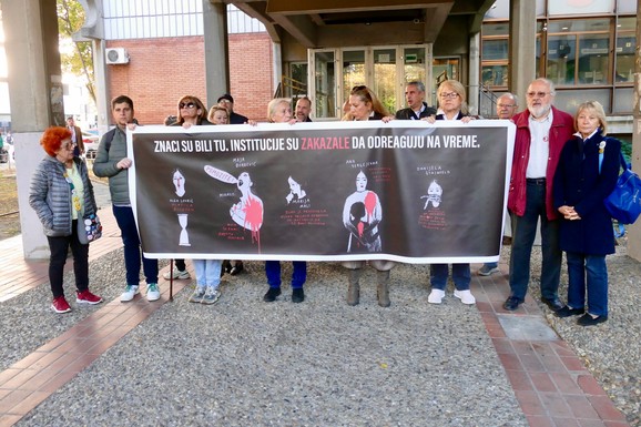 ZLOUPOTREBA ŽRTAVA FEMICIDA Aktivisti "Kreni promeni" izveli performans ispred policijske stanice dok su podnosili prijave protiv policajaca i zaposlenih u UC: Na transparentu i lik ubijene Maje Đorđević