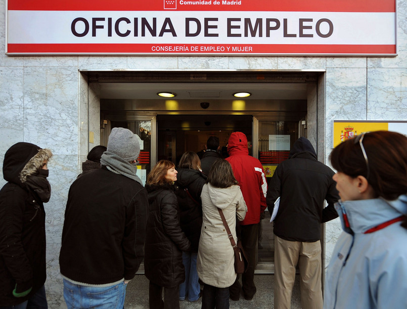 Bezrobotni przez urzędem pracy w Madrycie. Najwyższa stopa bezrobocia była w Hiszpanii: 25,1 proc., najniższa w Austrii: 4,5 proc.