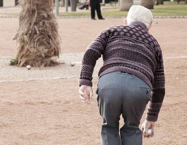 Bule, czyli popularna we Francji gra petanque, nie ma szczególnych walorów zdrowotnych. Ale ma inne zalety - nie wymaga wysiłku i zmusza do wyjścia na powietrze