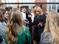 "Ten trik sprawdza się na młodszym ciele". Brigitte Macron z marnym skutkiem kopiuje styl Melanii Trump? FOTO