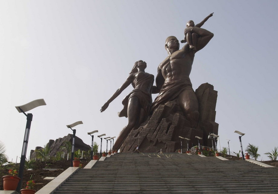 Pomnik Afrykańskiego Odrodzenia w Dakarze, stolicy Senegalu 