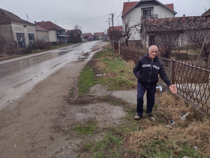 Nikola Peric deda nastaradalog mladića Željka Ristića pokazuje mesto gde je stradao njegov unuk 