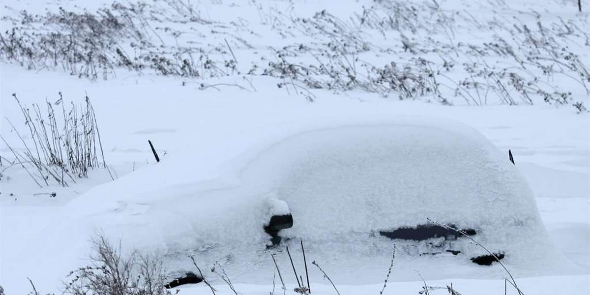 Ale gapa! Śnieg zasypał mu auto, a on zgłosił kradzież!