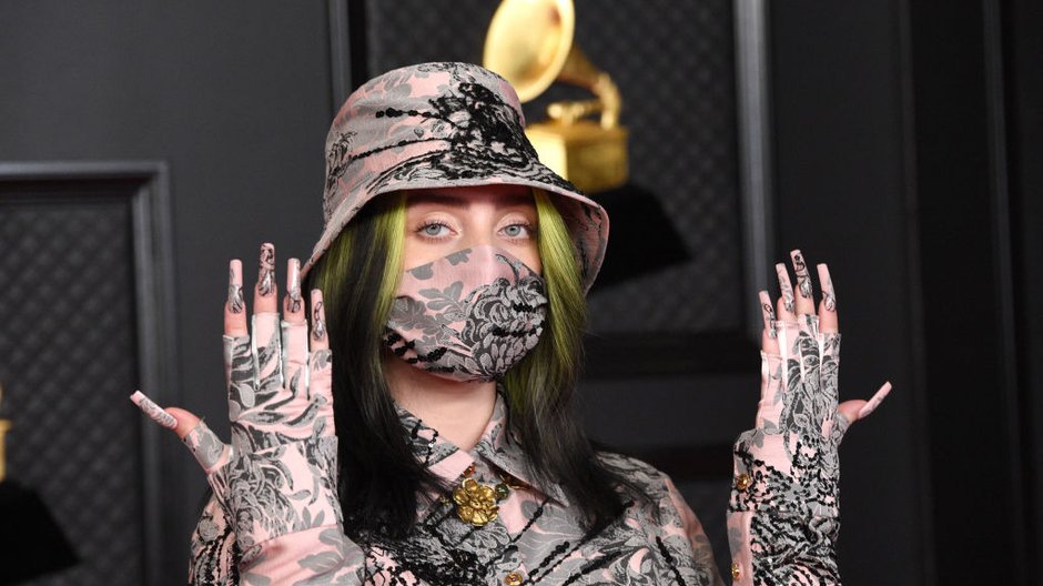 Nosić się, jak Billie Eilish. Czyli stylizacje, w których rozmiar nie ma znaczenia