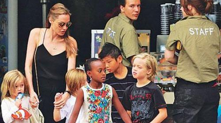 Jolie sült lárvával etette a gyerekeit