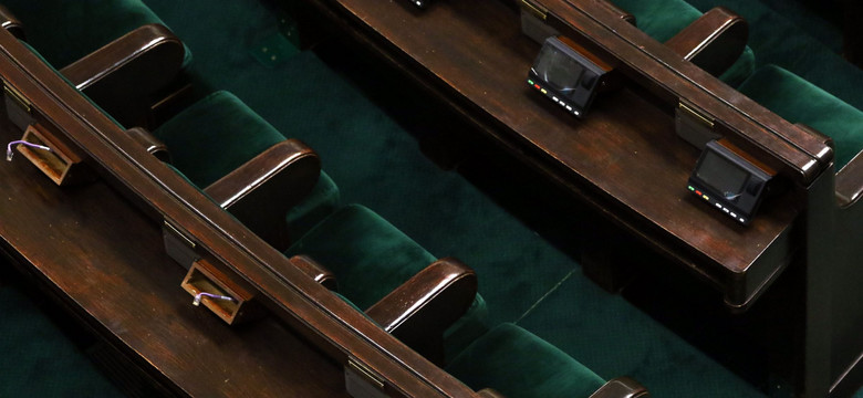 PiS traci poparcie, a PO odrabia straty. NAJNOWSZY SONDAŻ