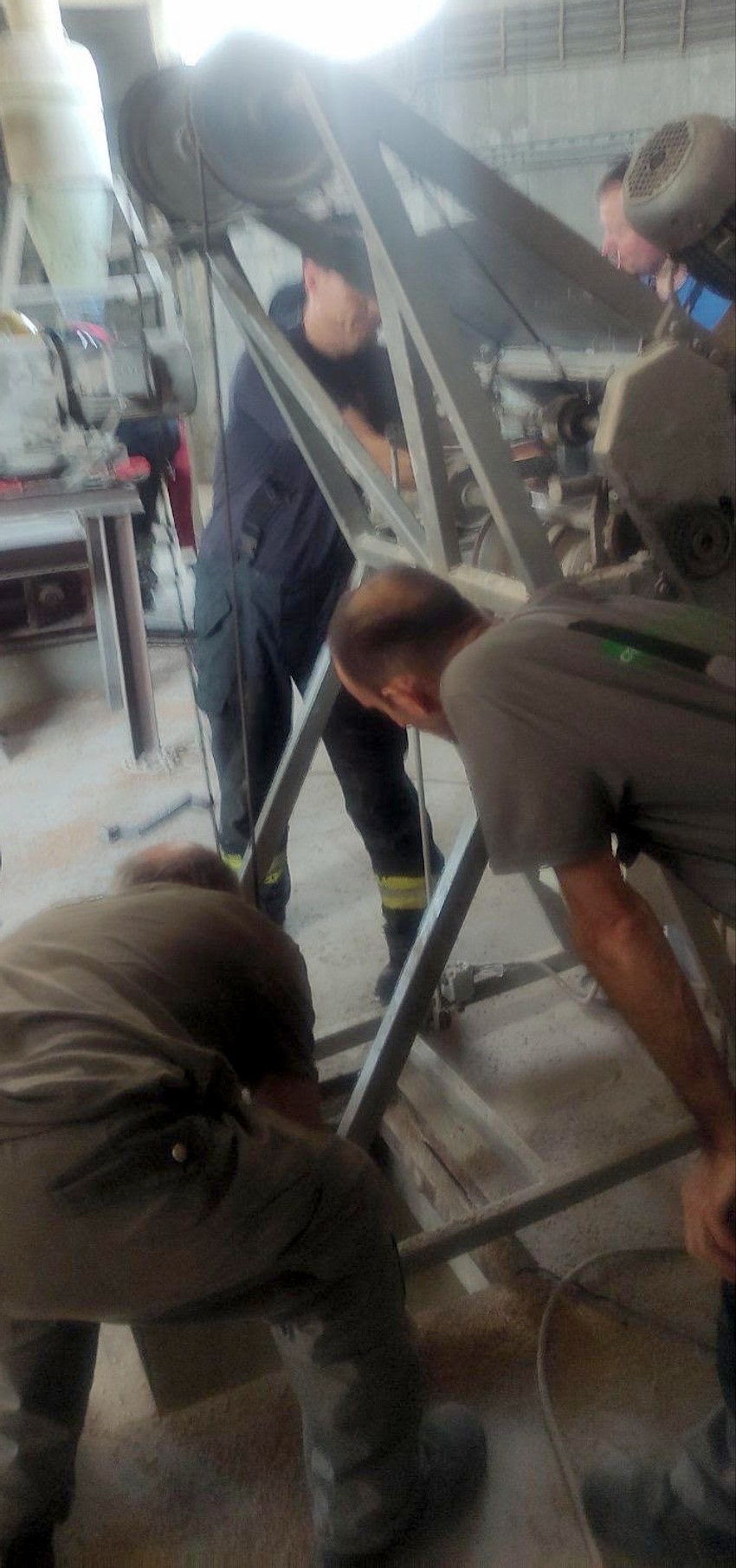 Izvlačenje muškarca iz silosa