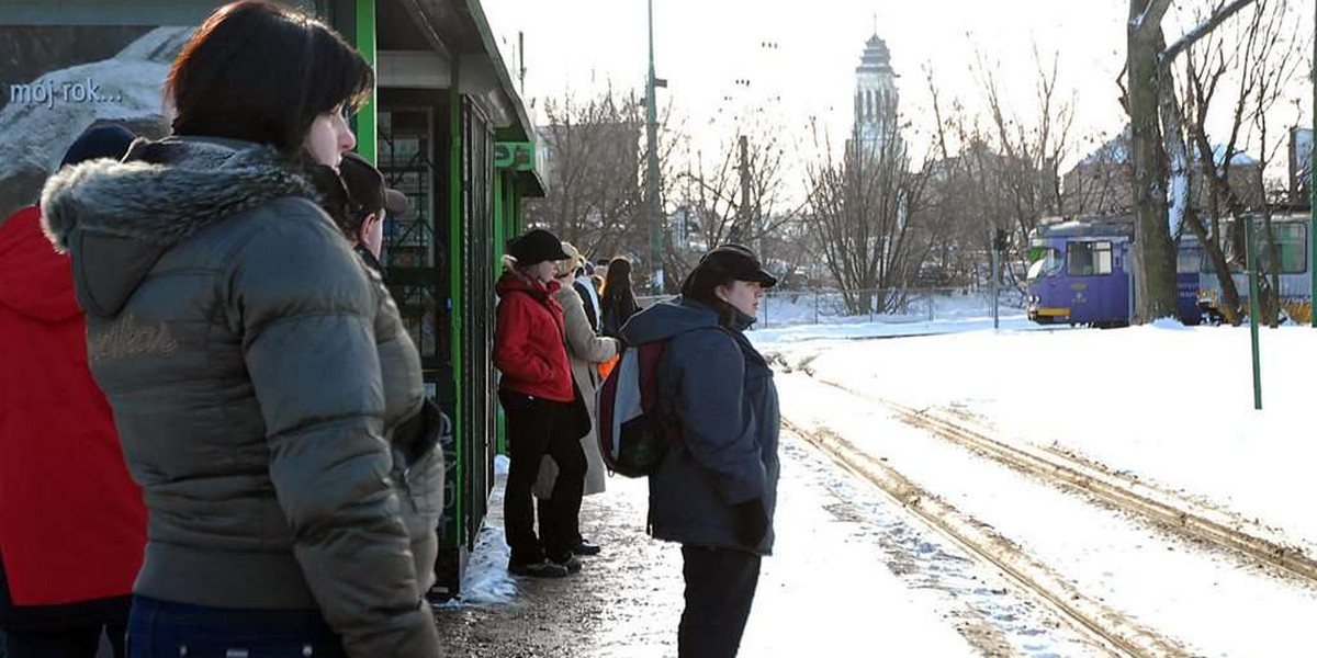 marzna czekajac na tramwaj