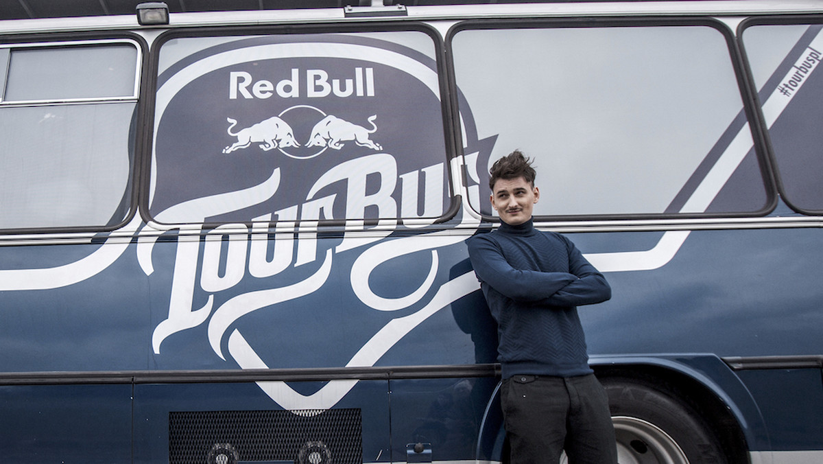 Red Bull Tour Bus, czyli najbardziej muzyczny autobus, już 1 czerwca, w Dzień Dziecka, ponownie wyruszy w drogę. Koncerty odbędą się w siedmiu polskich miastach, a na jego dachu wystąpi wyjątkowy artysta - Dawid Podsiadło! O tym, gdzie Dawid zawita z zespołem zadecydowali internauci podczas głosowania na miasta. W pierwszych dniach czerwca autobus odwiedzi: Płock, Częstochowę i Łódź. Wstęp na wydarzenie jest bezpłatny.