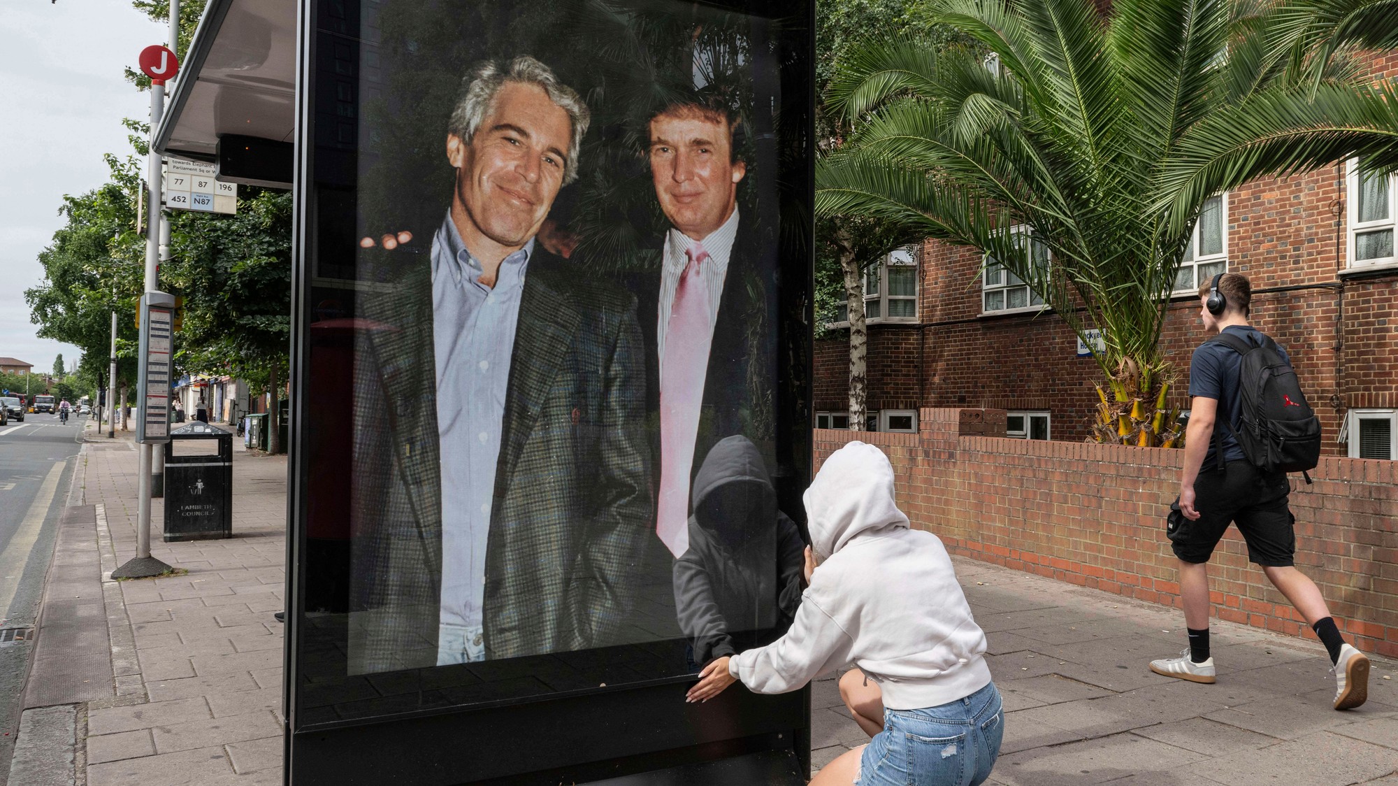 Aktivisti vyvesili plagát s americkým prezidentom Donaldom Trumpom a finančníkom Jeffreyom Epsteinom pri americkom veľvyslanectve v Londýne