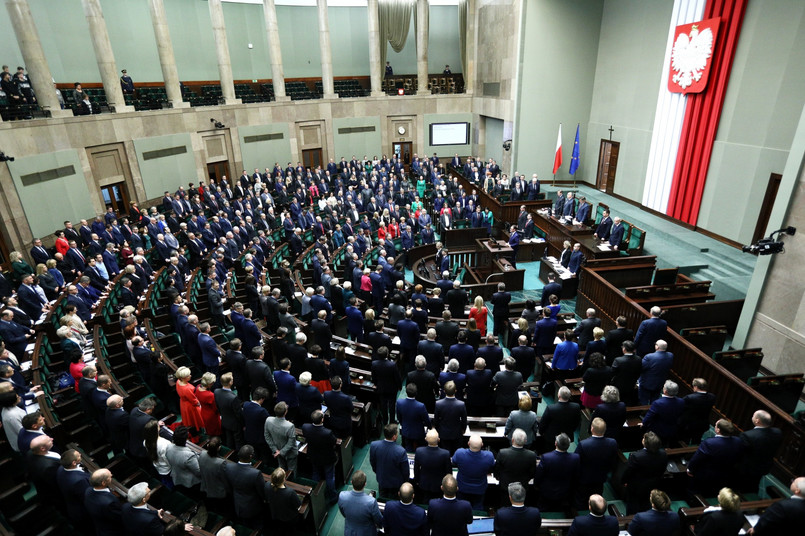 W głosowaniach Sejm przyjął kolejne poprawki do prezydenckiego projektu nowej ustawy o Sądzie Najwyższym i odrzucał wnioski mniejszości.