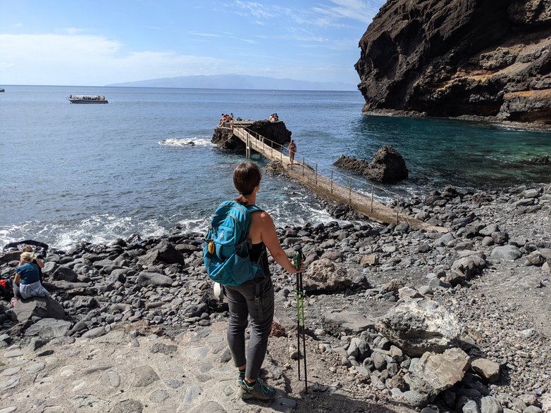 Plaża i Zatoka Masca. W oddali sąsiednia wyspa - La Gomera. 