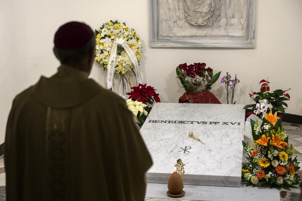 Arcybiskup Georg Gaenswein, były osobisty sekretarz zmarłego papieża Benedykta XVI, przy grobie Josepha Ratzingera