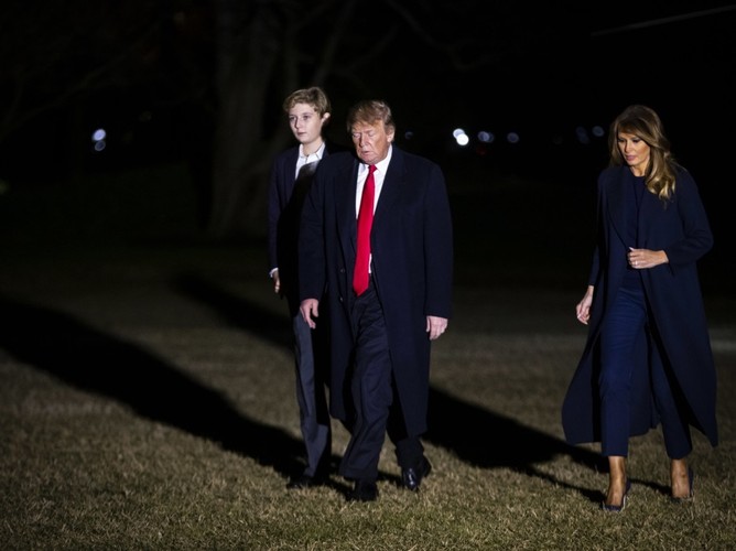 Melania i Donald Trumpowie z synem Barronem