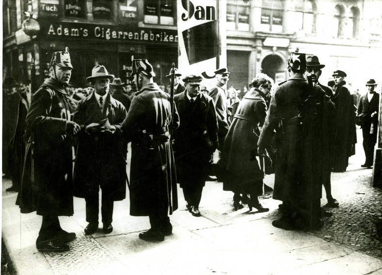 Przechodnie na ulicach Berlina w 1923 r.