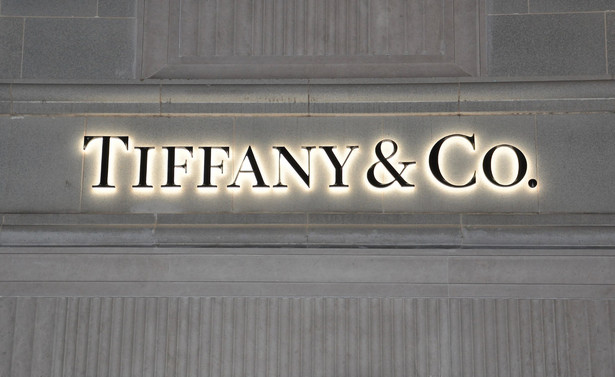 "Śniadanie u Tiffany'ego" zrobiło z tej firmy symbol USA. Teraz chcą ją kupić Francuzi