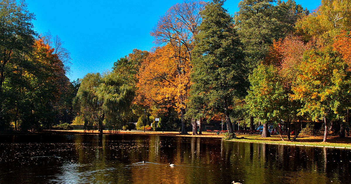 Jedno z najpiękniejszych uzdrowisk na jesień. Leży w górach, szczyci się wodami termalnymi