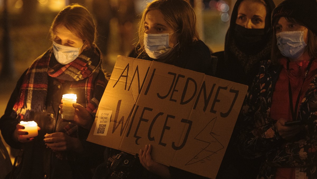 01.11.2021 Gdańsk , ul. Targ Drzewny . Ani jednej więcej ! Ogólnopolski protest przeciw zakazowi aborcji , w wyniku którego zginęła pierwsza Polka .fot. Bartosz Bańka / Agencja Wyborcza.pl