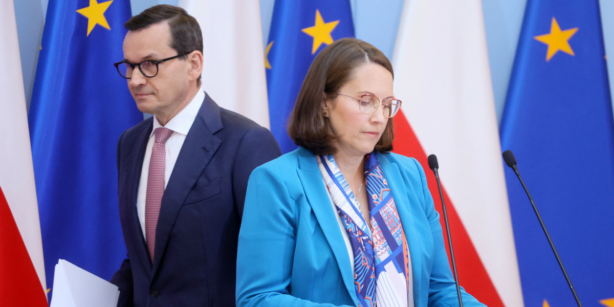 Minister finansów Magdalena Rzeczkowska i premier Mateusz Morawiecki