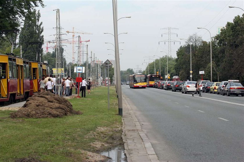 Ludzie przebiegaja przez ulicę